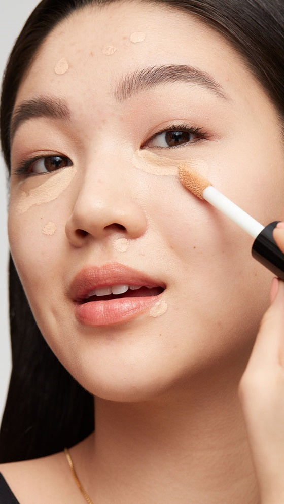 ColorStay Flex Wear Full Cover™ Concealer – 100% mbulim për të fshehur imperfeksionet, skuqjet dhe rrathët e zinj, teknologji Adapti-Flex për qëndrueshmëri deri në 24 orë, hidraton dhe ushqen lëkurën me Acid Hyaluronic, Argjilë dhe Vitaminë E / Full coverage concealer for blemishes, redness and dark circles, Adapti-Flex technology for 24-hour comfort and flexibility, enriched with Hyaluronic Acid, Clay, and Vitamin E
